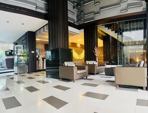 Lobby sitting area - Sky Dome Resotel (Bangkok)