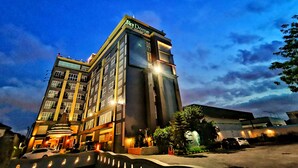 Un hotel de varios pisos con un llamativo letrero que dice 