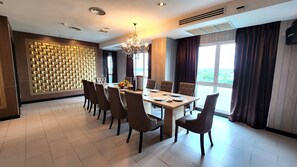 Suite – executive | Oppholdsområde | En 32-tommers LED-TV med Parabol-TV