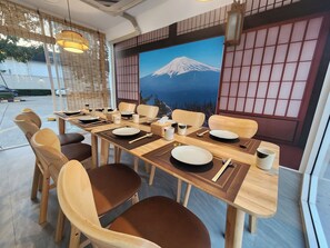 2 restaurants, serveren diner, internationale gerechten