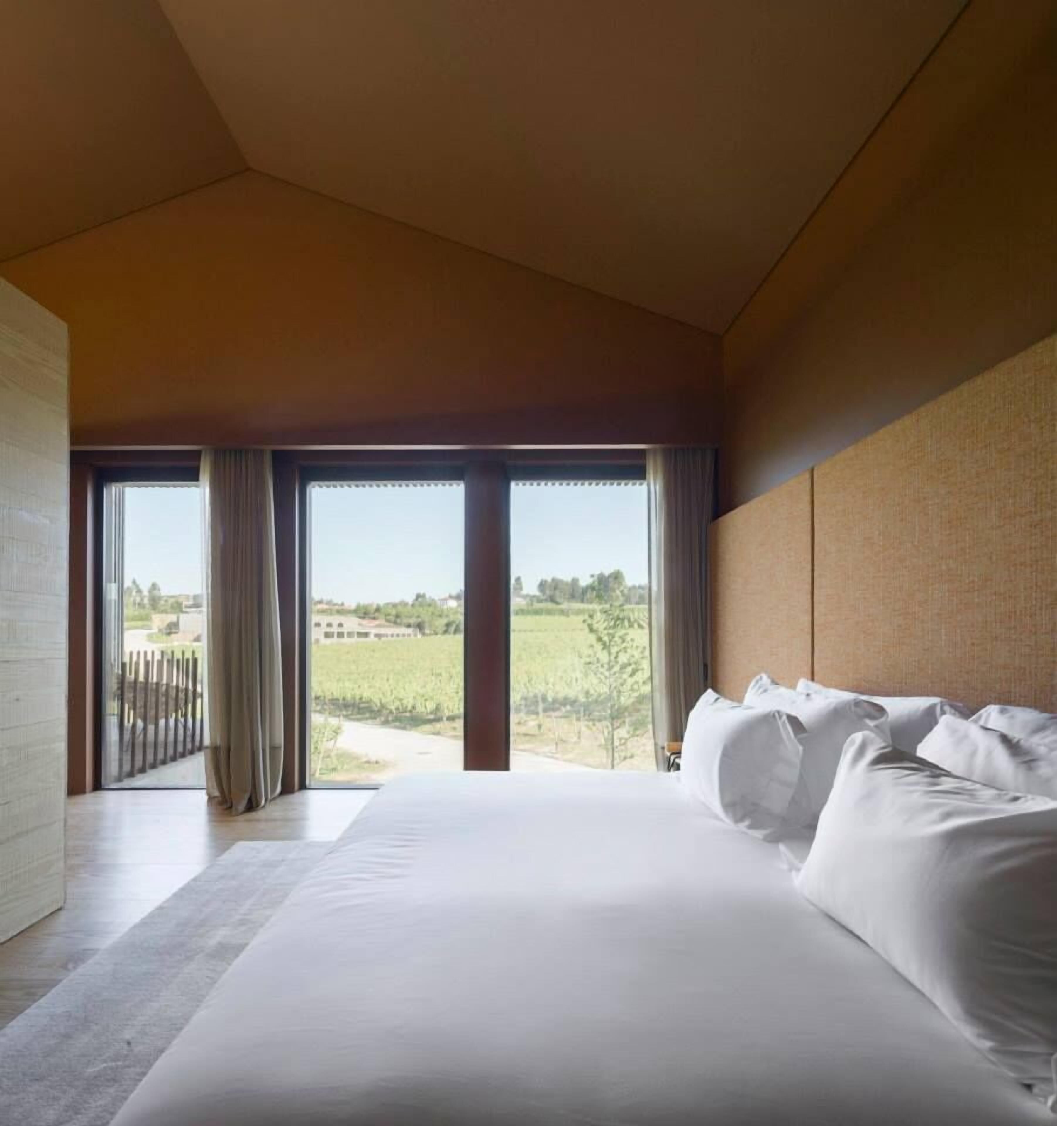 Minibar, in-room safe, soundproofing, free WiFi
