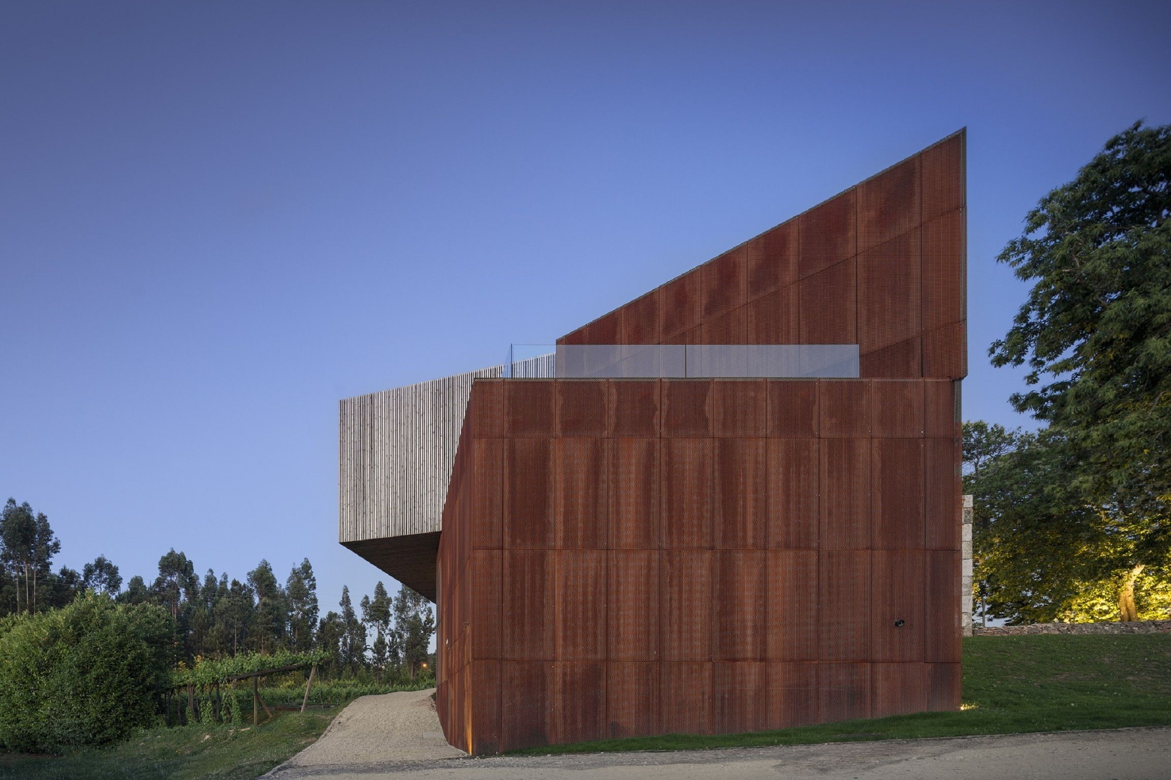 Un bâtiment moderne doté d’un toit en pente et d’une section rectangulaire et plate.