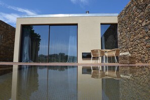 Suíte, piscina particular | Frigobar, cofres nos quartos, quartos à prova de som, Wi-Fi de cortesia