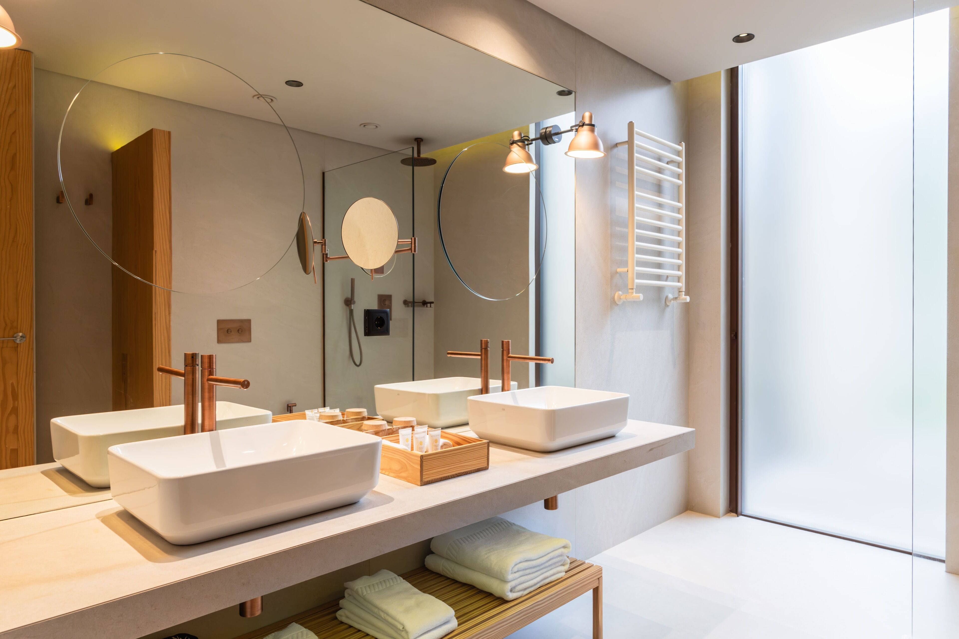 family suite | bathroom | free toiletries, towels