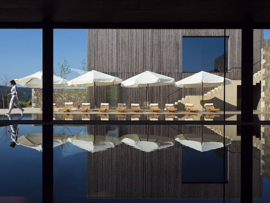 Piscine couverte, piscine extérieure, chaises longues