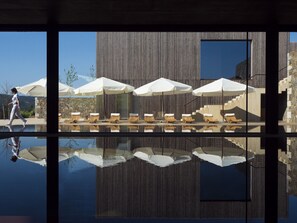 Piscina interna, piscina externa, espreguiçadeiras