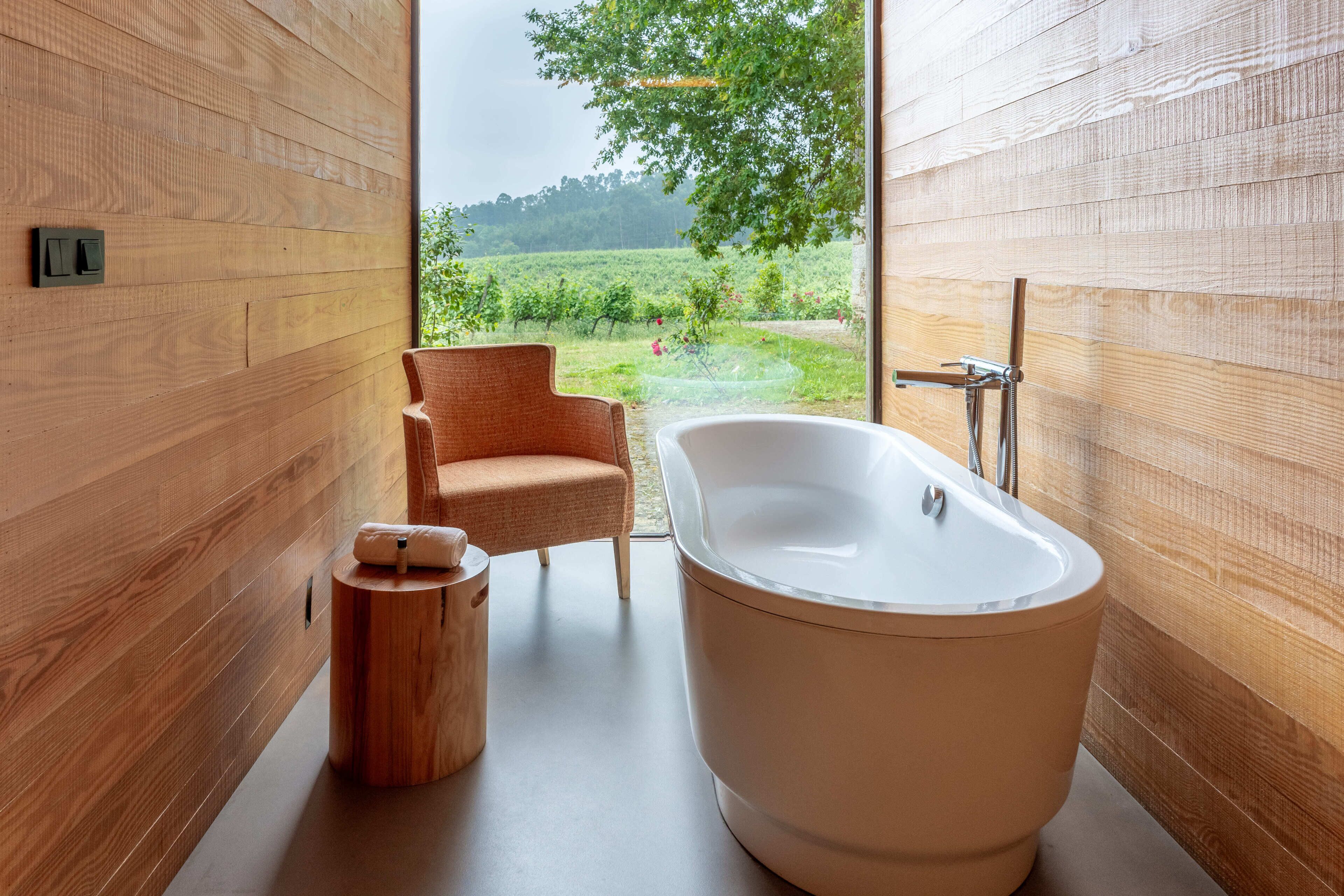 superior double or twin room (with bath) | deep-soaking bathtub