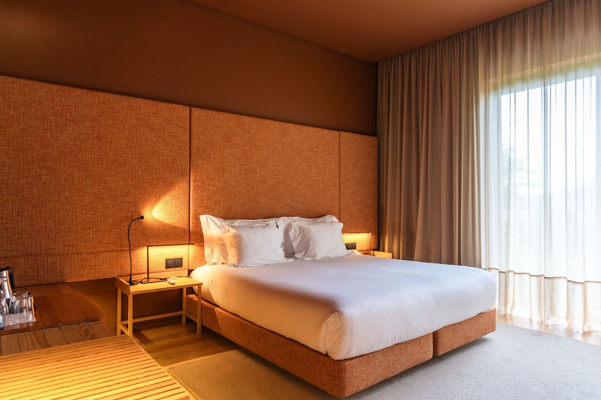Chambre supĂ©rieure double ou avec lits jumeaux (With Bath) | Minibar, coffre-fort, systĂšme dâinsonorisation, accĂšs au Wi-Fi (inclus)