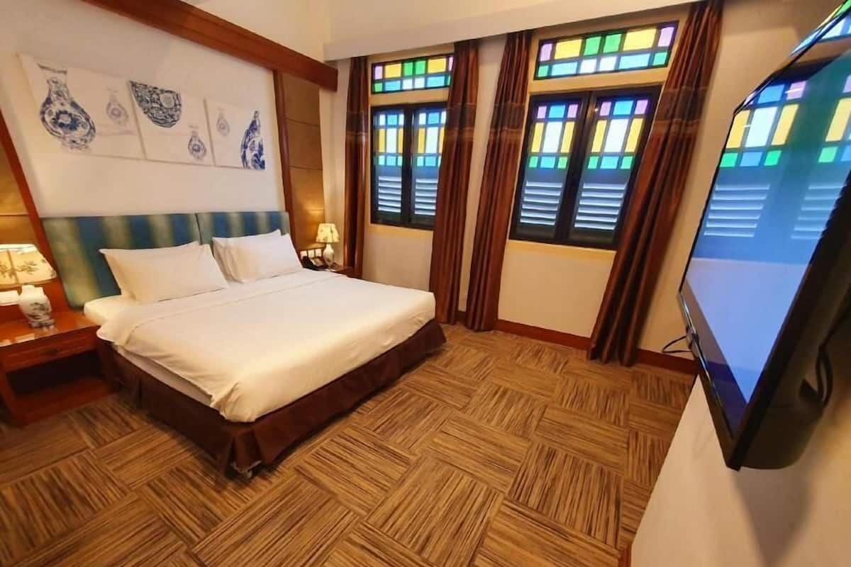 Seprai premium, minibar gratis, brankas, dan meja kerja