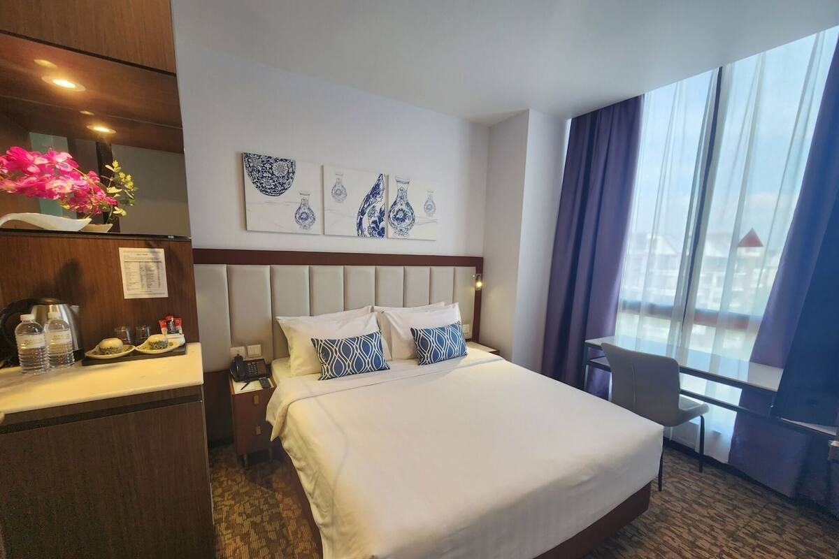 Seprai premium, minibar gratis, brankas, dan meja kerja