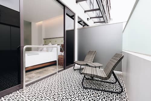 Classic Queen with Patio | Terrace/patio