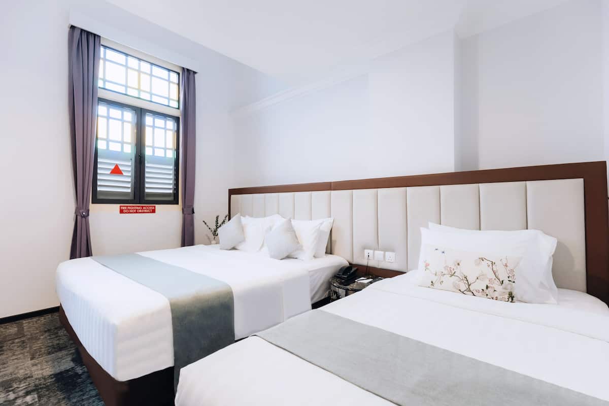 Kamar | Seprai premium, minibar gratis, brankas, dan meja kerja