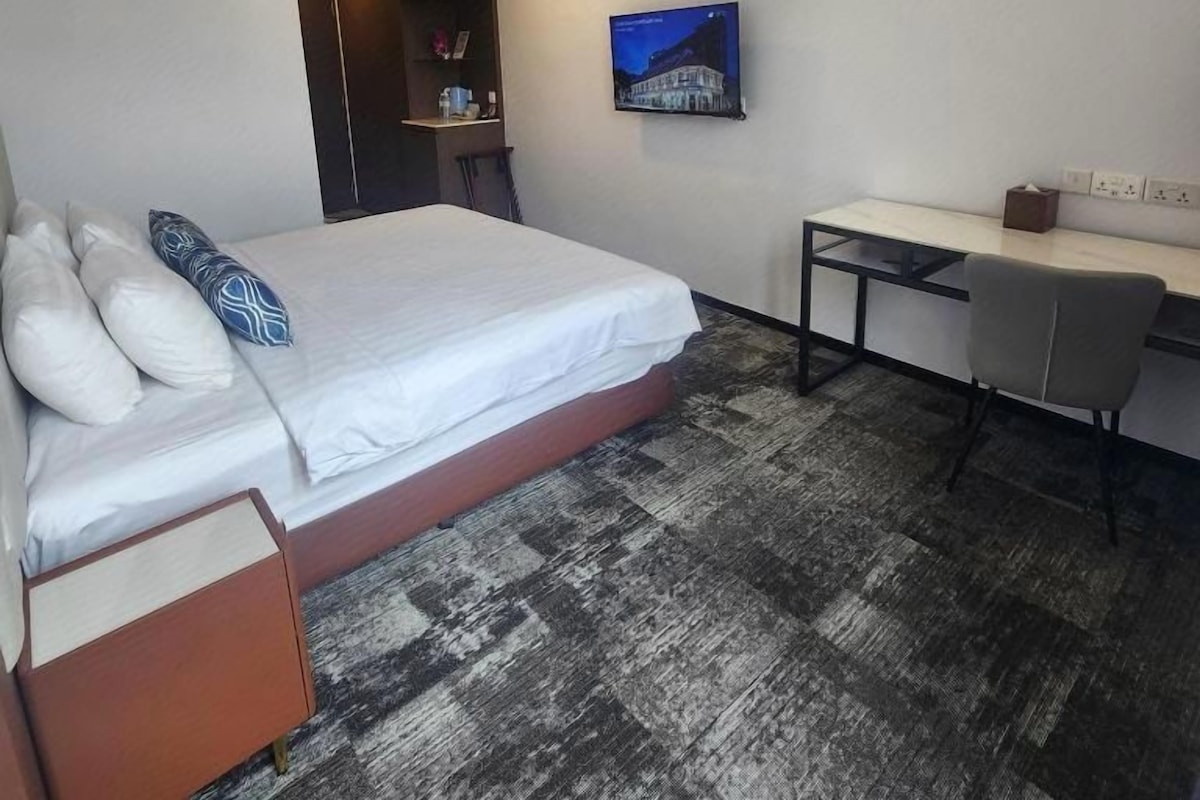 Premium bedding, free minibar, in-room safe, desk