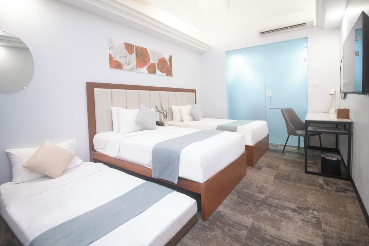 Kamar Triple, bathtub (Skylight) | Seprai premium, minibar gratis, brankas, dan meja kerja