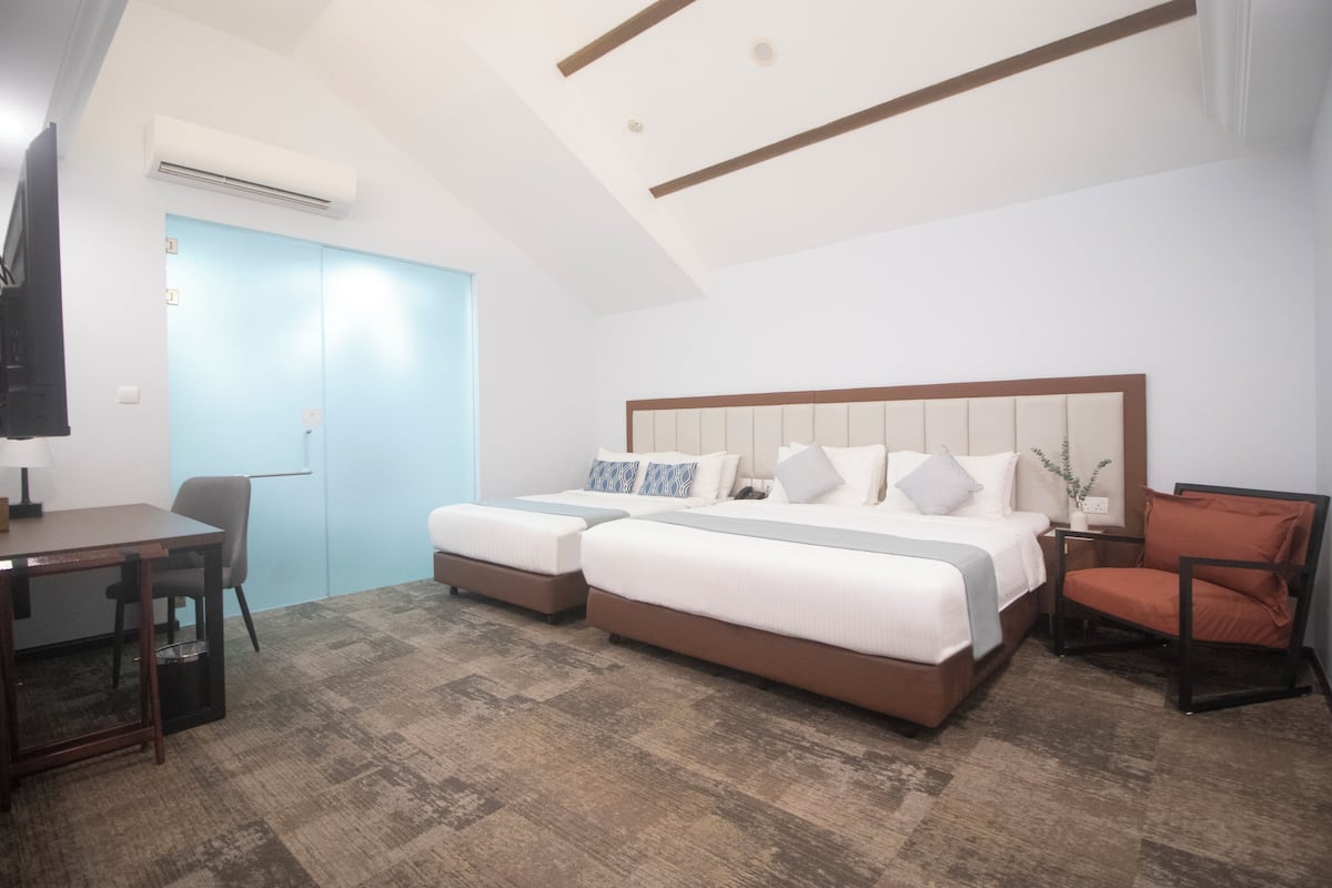 Family Room with Skylight & Bathtub | Seprai premium, minibar gratis, brankas, dan meja kerja