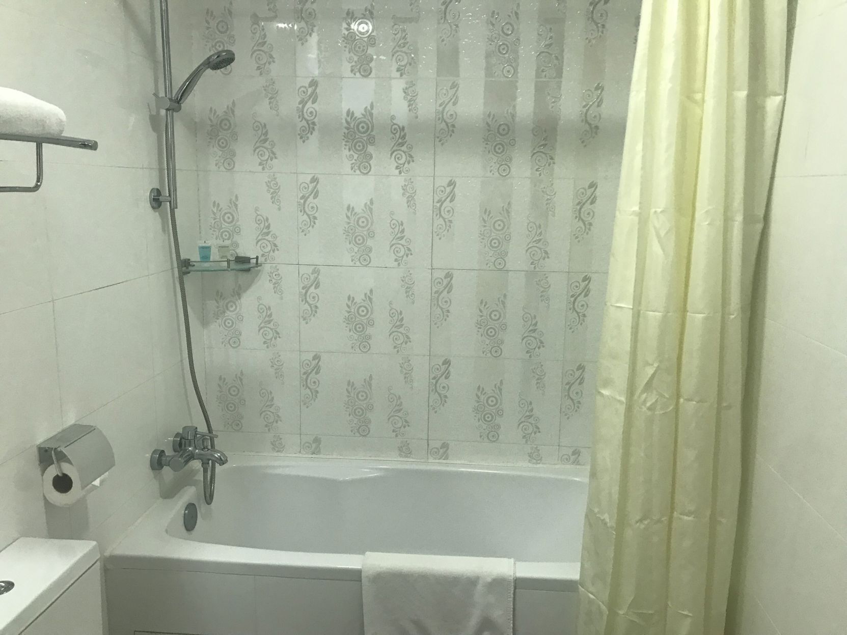 Badezimmer | Kostenlose Toilettenartikel, Haartrockner, Hausschuhe, Bidet