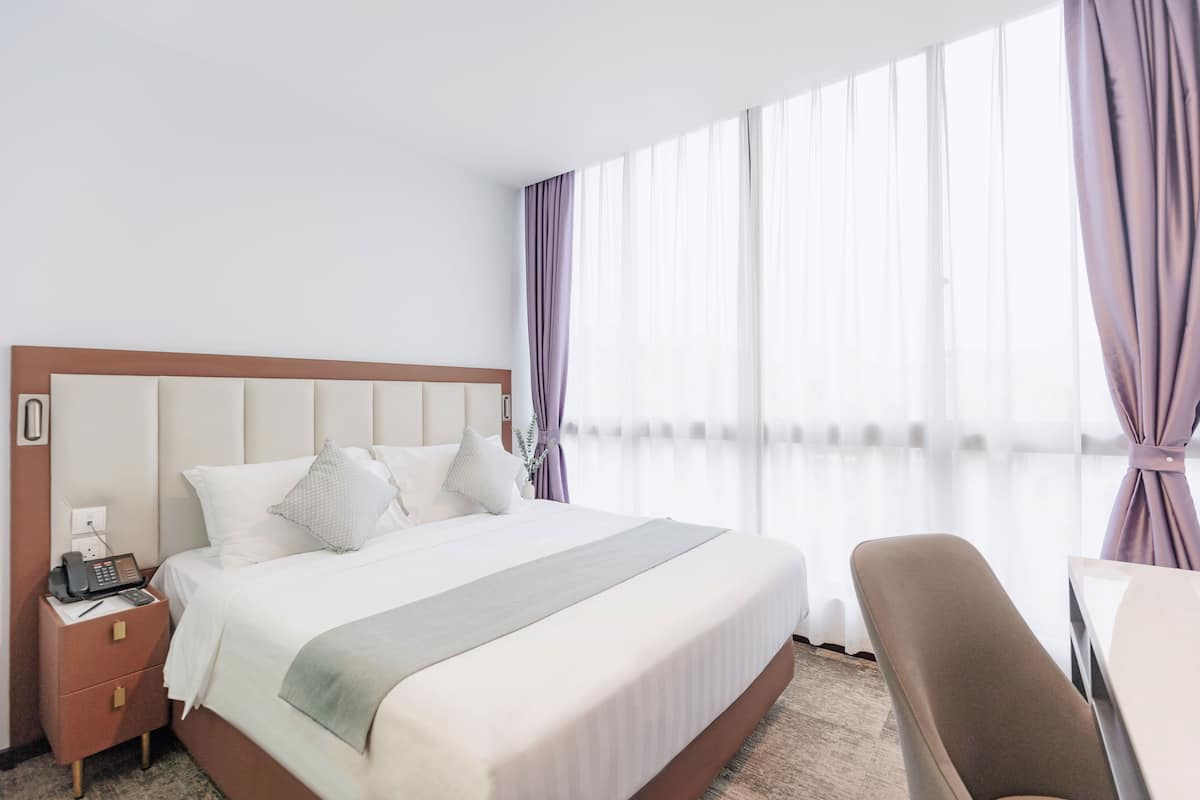Kamar Superior | Seprai premium, minibar gratis, brankas, dan meja kerja
