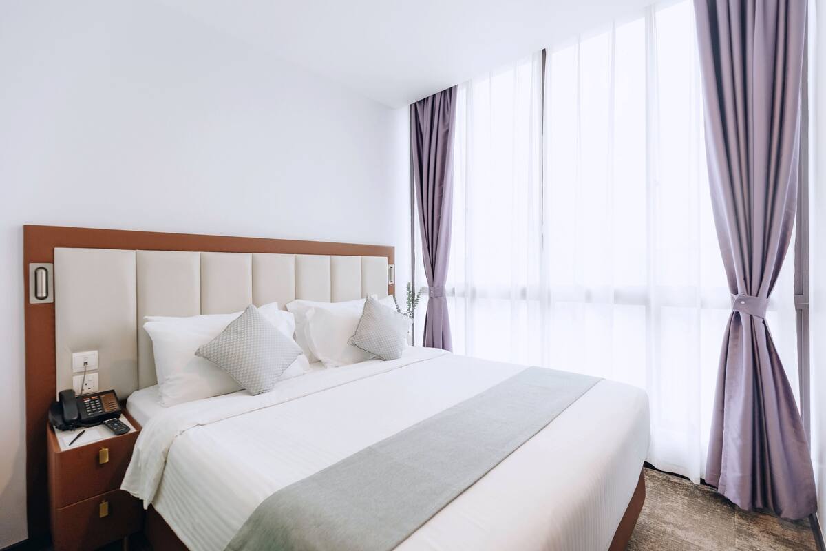 Kamar Single Deluks | Seprai premium, minibar gratis, brankas, dan meja kerja