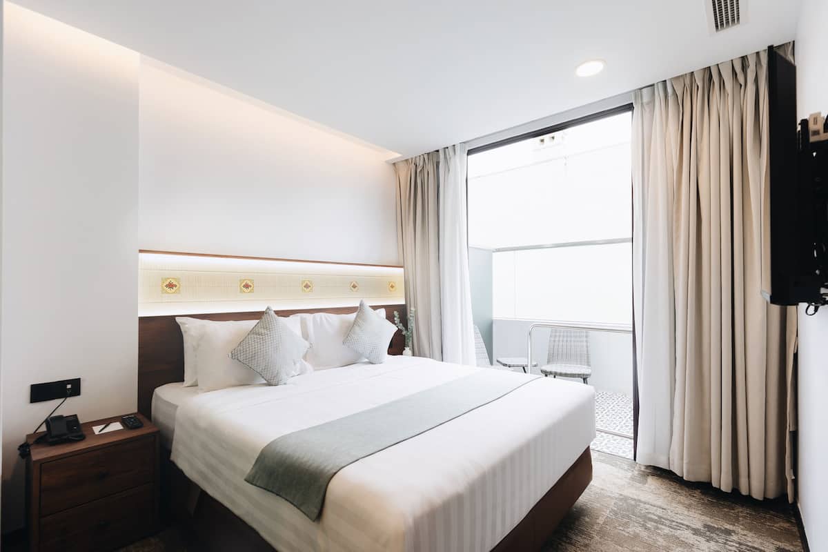 Kamar Klasik | Seprai premium, minibar gratis, brankas, dan meja kerja