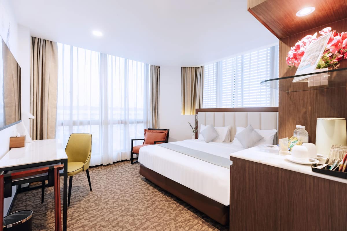 Kamar Double Khas | Seprai premium, minibar gratis, brankas, dan meja kerja