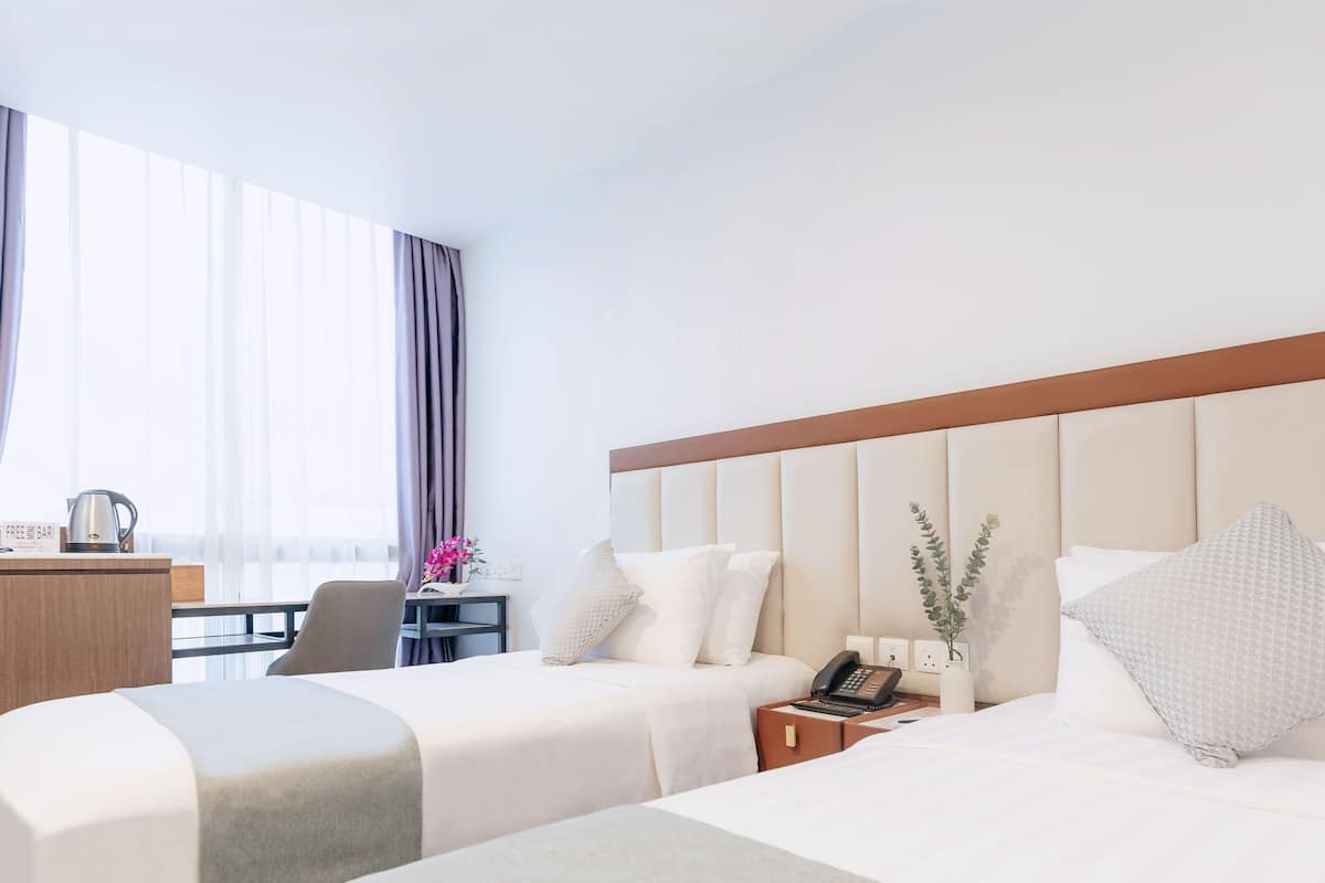 Kamar Twin Superior | Seprai premium, minibar gratis, brankas, dan meja kerja