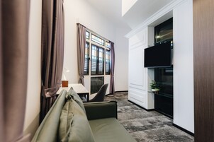 客房 | 高档床上用品、迷你吧（备有免费物品）、客房内保险箱、办公桌