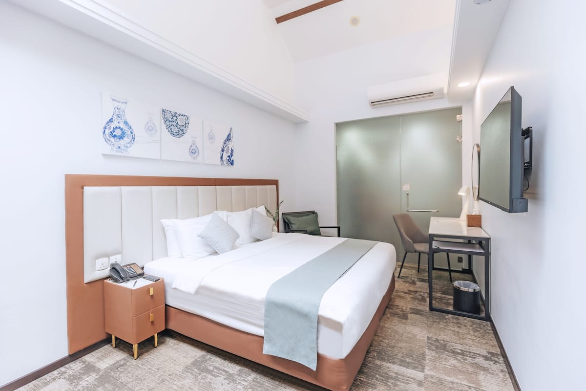 Kamar Deluks, 1 Tempat Tidur King | Seprai premium, minibar gratis, brankas, dan meja kerja
