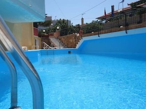 Outdoor pool, pool umbrellas, sun loungers - Sunrise Hotel (Chios)