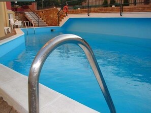 Piscina all'aperto, ombrelloni da piscina, lettini