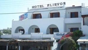 Un edificio bianco con il cartello "HOTEL FLISVOS" sulla sommità.