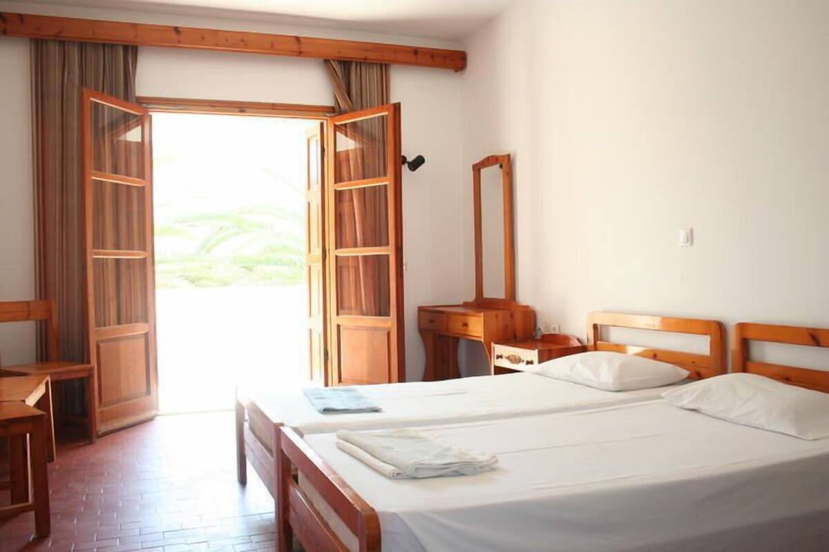 Minibar, iron/ironing board (on request), WiFi (free)