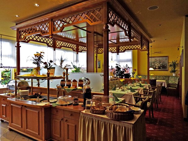 Buffet breakfast on weekdays (EUR 15 per person) - Hotel Landhaus Dierkow (Rostock)