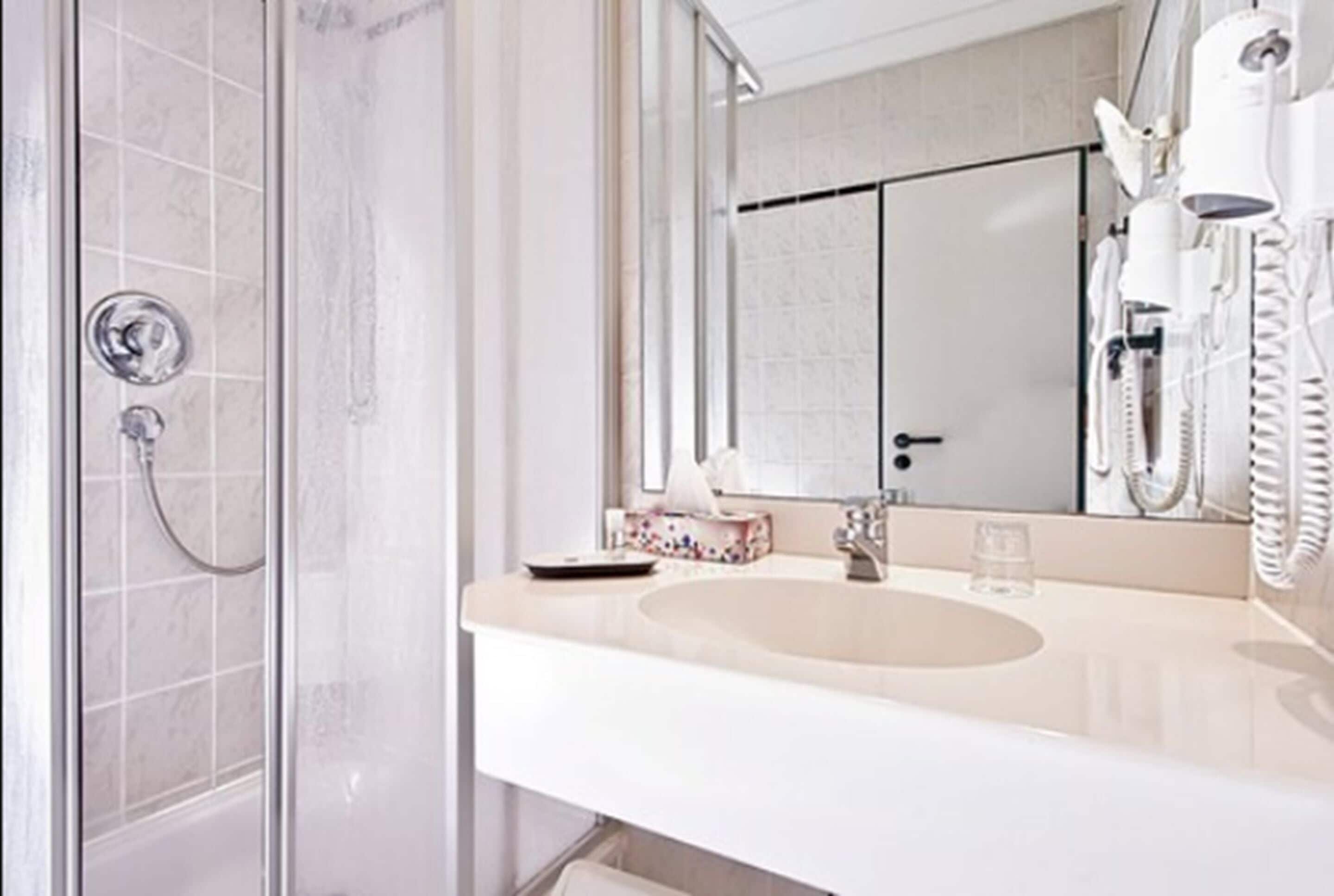 economy double room | bathroom | shower, towels