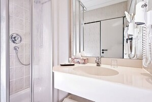 Economy Double Room | Bathroom | Shower, towels