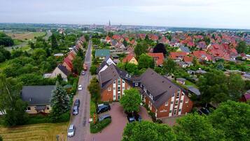 Ein Hotel mit einem zentralen Innenhof, umgeben von Wohnhäusern und Grünflächen.