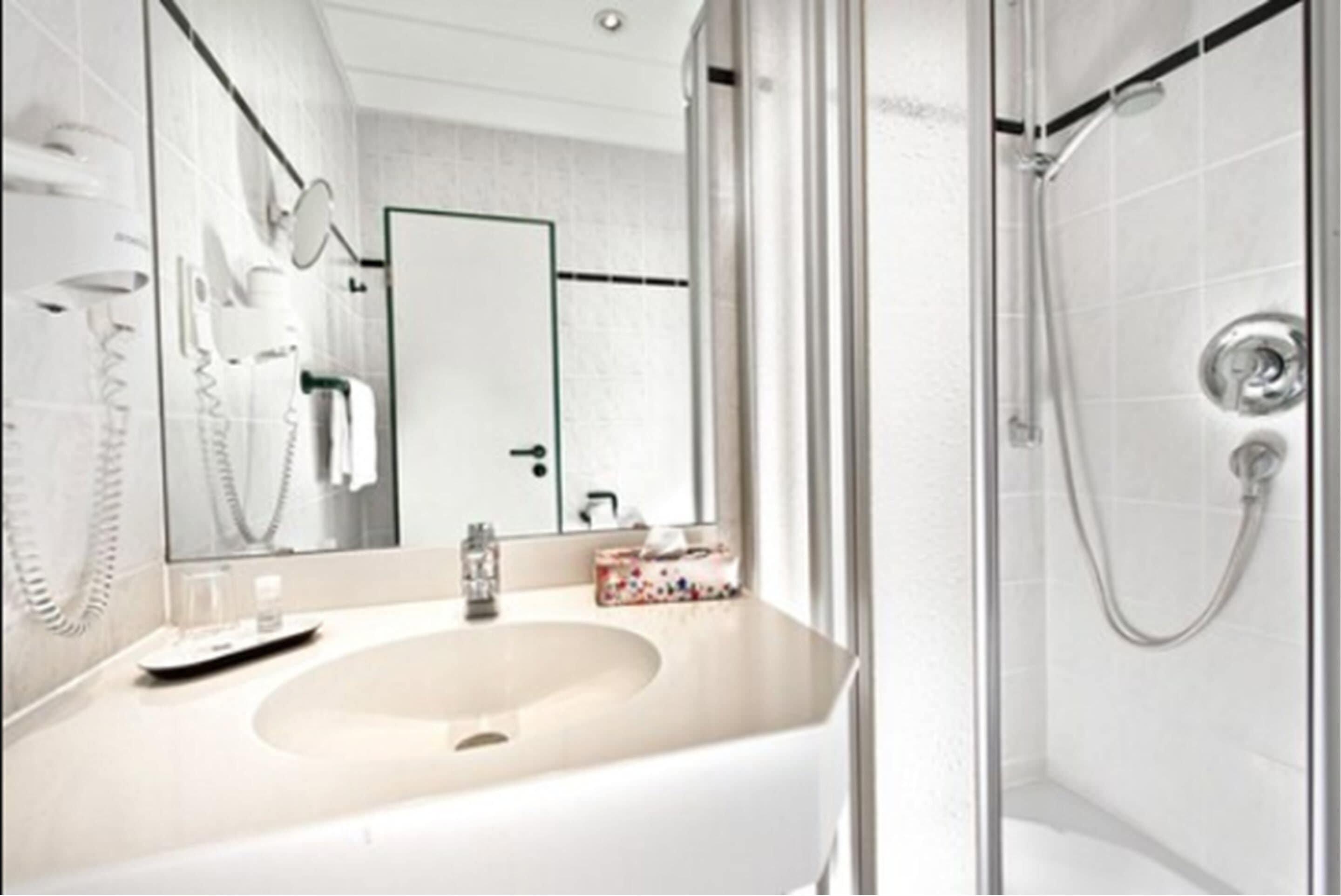 double room | bathroom | shower, towels