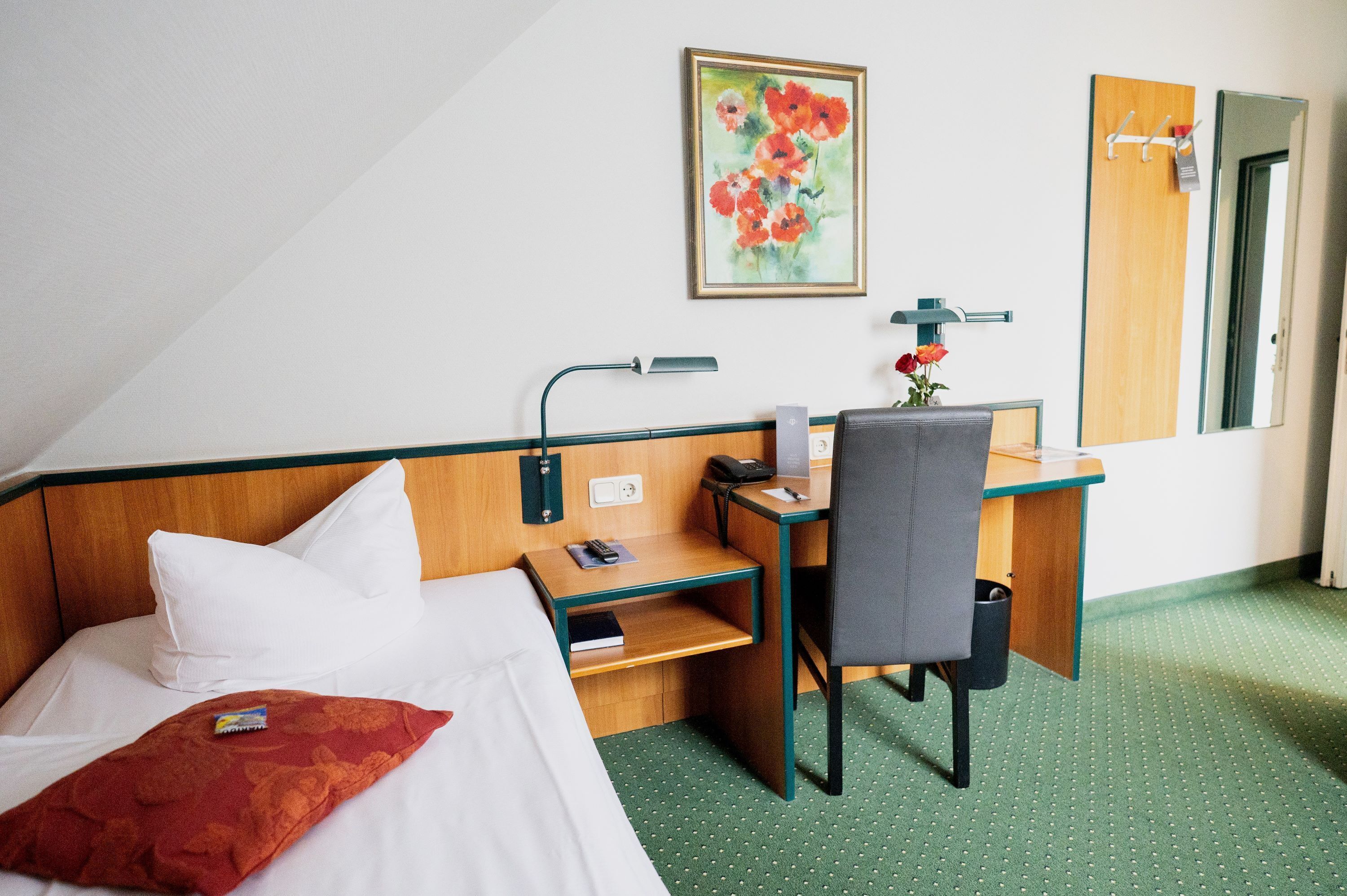 Eenpersoonskamer | Een kluis op de kamer, een bureau, een strijkplank/strijkijzer