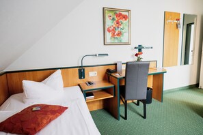 Single Room | In-room safe, desk, iron/ironing board, free cots/infant beds - Hotel Landhaus Dierkow (Rostock)