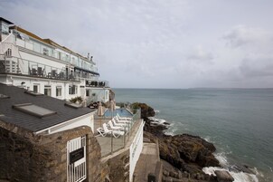 Fachada de la propiedad por la tarde o noche
