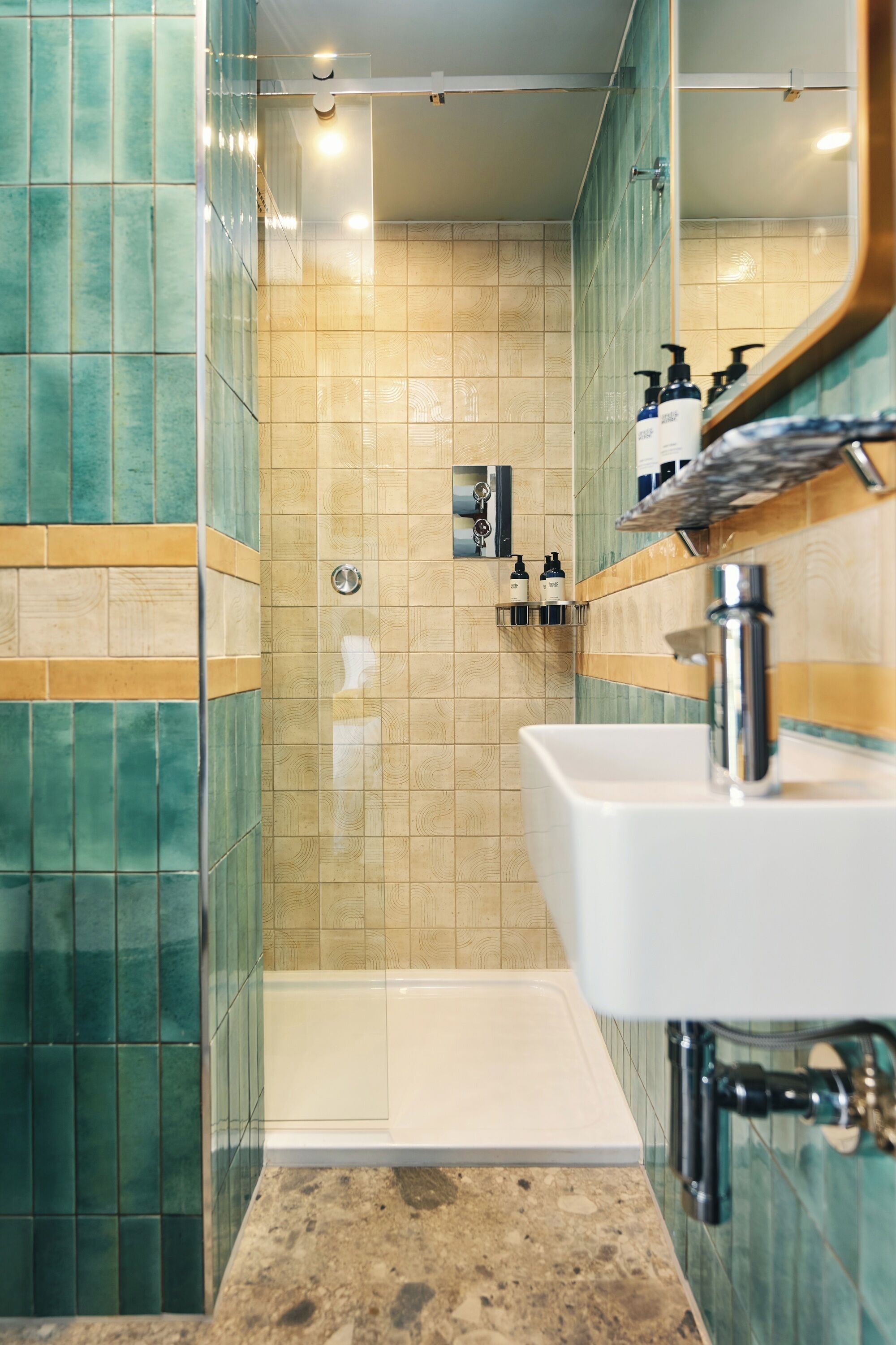 Un baño con ducha, lavamanos y artículos de aseo.