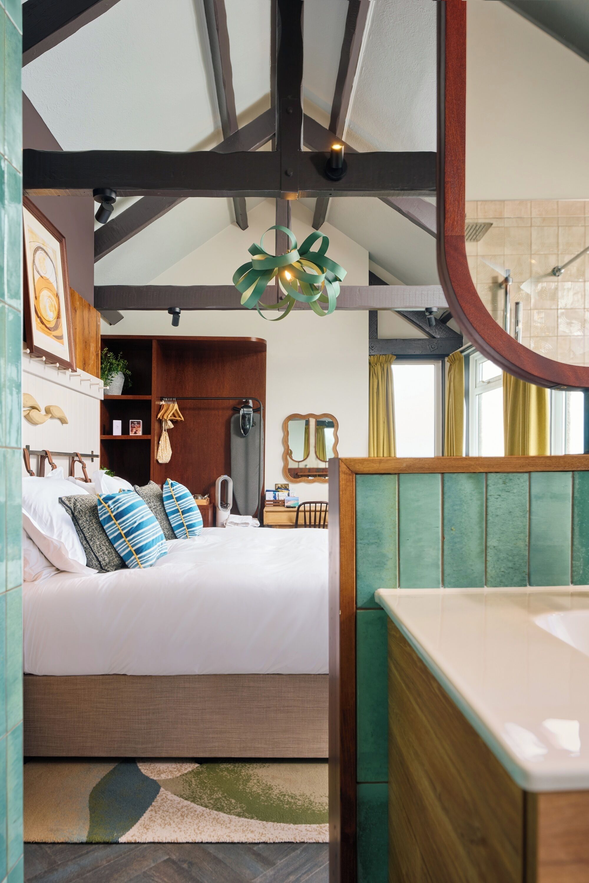 Ein Hotelzimmer mit einem Bett, einem Badezimmer mit einer Badewanne und einem großen Spiegel.