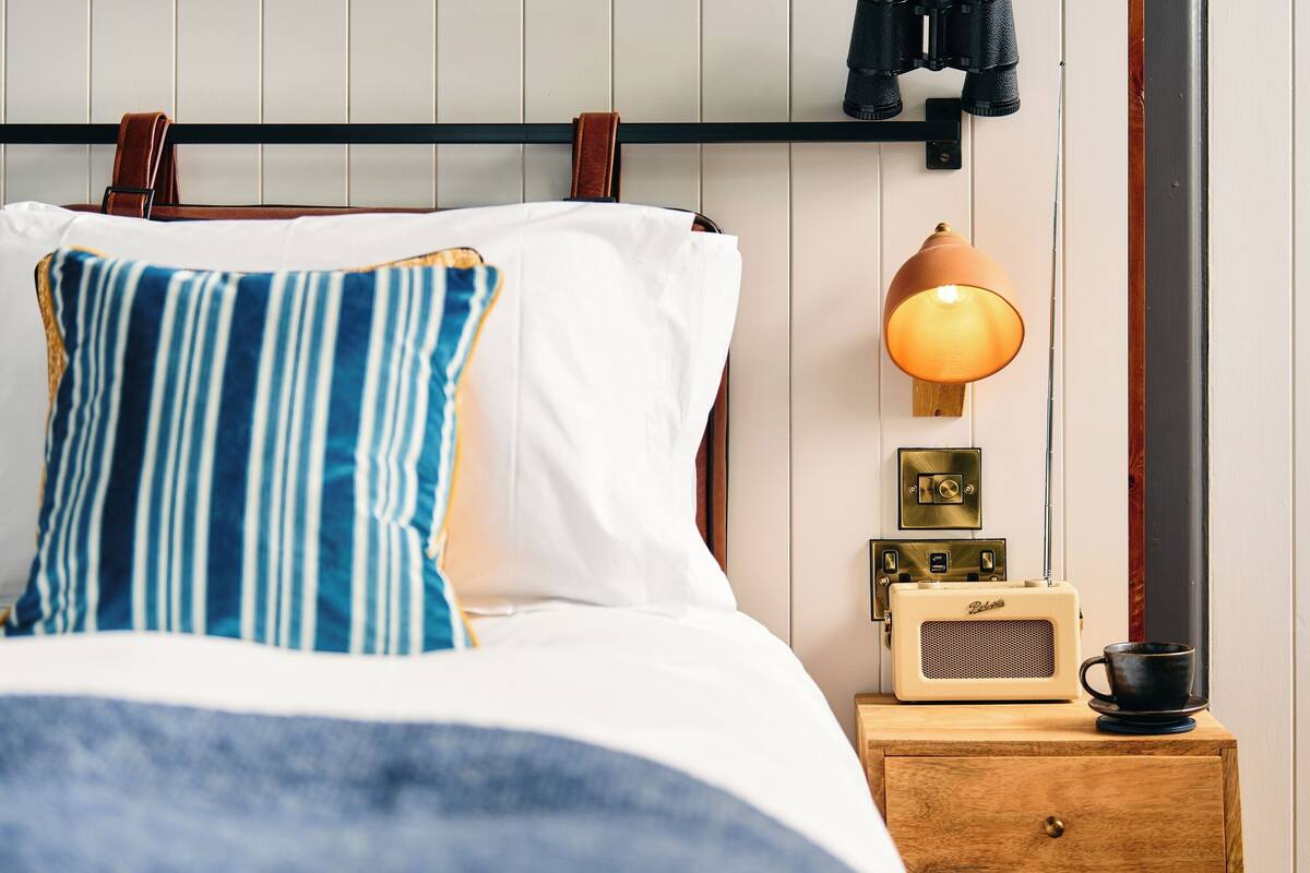 Desk, iron/ironing board (on request), WiFi (free), bed sheets