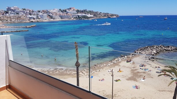 Un balcón con vistas despejadas a la playa y al mar.