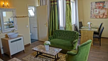 Studio (With Window) | Living room | Flat-screen TV