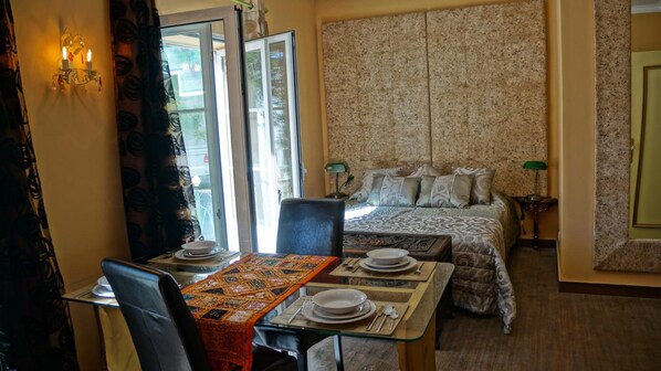 Soundproofing, free WiFi, bed sheets