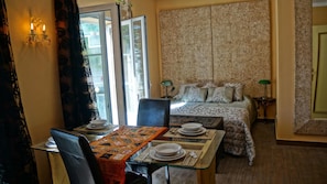 Soundproofing, free WiFi, bed sheets - Lagos Center Studios (Lagos)