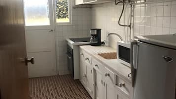 Apartamento básico, 2 quartos, banheiro privativo | Cozinha privada | Geladeira, micro-ondas, cafeteira/chaleira