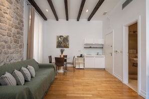 Deluxe Studio | Living area
