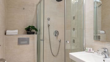 Classic Double Room | Bathroom | Free toiletries, towels