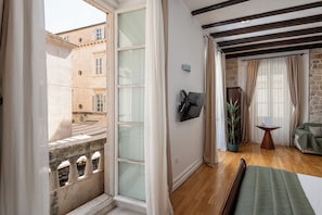 Deluxe Studio | Desk, iron/ironing board, free cribs/infant beds, free WiFi